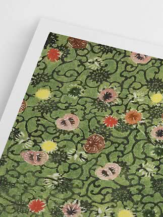 Nærbillede af grøn kunsttryk med sort slyngmønster og små farverige blomster