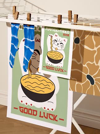 Tørrestativ med blå batiksokker og plakater med kat, nudler og teksten Good Luck
