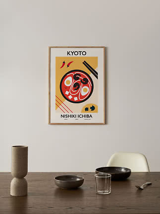 Gerahmtes Kyoto-Poster mit stilisierter Ramen-Illustration über einem Esstisch