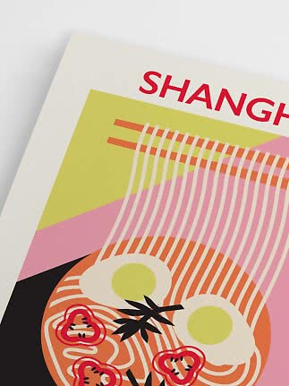 Buntes Poster mit dem Wort Shanghai und einer stilisierten Schüssel mit Nudeln, Eiern und Tomaten