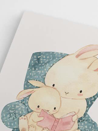 Akvarelillustration af to kaniner i blå lænestol, der læser en pink bog
