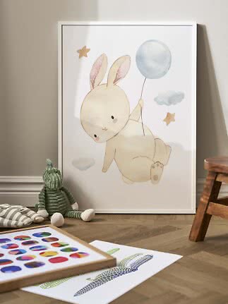 Indrammet børneplakat med kanin, der holder en blå ballon, omgivet af skyer og stjerner
