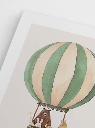Akvarelplakat med luftballon i grønne og beige striber og dyr i kurven