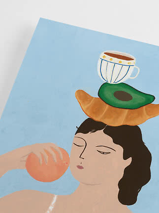 Illustration einer Frau mit Orange, Croissant mit Avocado und Kaffeetasse auf dem Kopf vor blauem Hintergrund