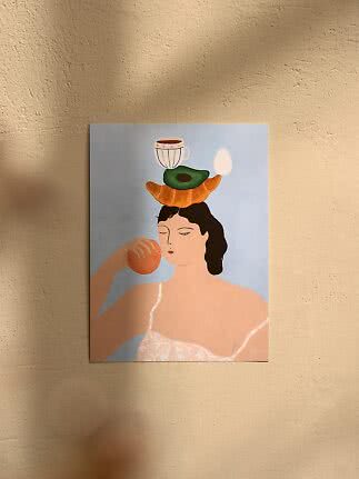 Gemälde einer Frau mit Orange, auf dem Kopf Croissant, Avocado, Ei und Tasse balancierend