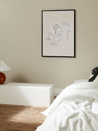 Indrammet plakat med stregtegning af person i seng med kat og teksten "bonjour mon amour"