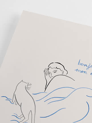 Illustration af sovende person i seng med kat og blå håndskrift på lys baggrund