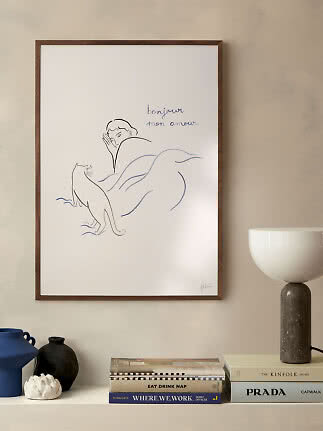 Indrammet plakat med stregtegning af en person i sengen og en kat samt teksten "bonjour mon amour"