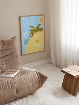 Lámina artística colorida enmarcada con plantas y formas abstractas en la pared junto a sillón beige