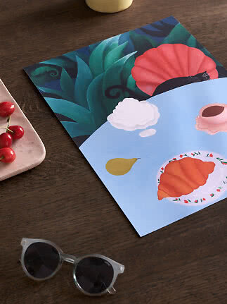 Illustreret kunstprint med croissant, pære, dessert og kop på mørkt træbord