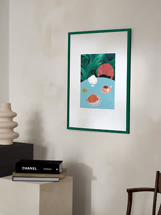Grønindrammet kunsttryk på væg med stiliseret morgenmadsmotiv i blå og grønne toner