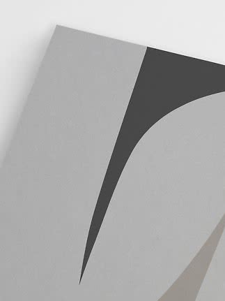 Nahaufnahme eines grauen abstrakten Prints mit schwarzer geschwungener Form