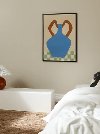 Affiche abstraite encadrée avec vase bleu et anses brunes sur base à carreaux verts, fond beige.