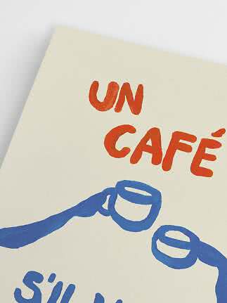 Nærbillede af plakat med håndmalet tekst "Un café" og blå illustration på lys baggrund
