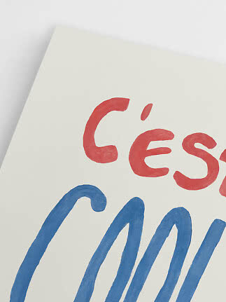 Nahaufnahme eines Posters mit handgemalten roten Buchstaben und blauen geschwungenen Linien