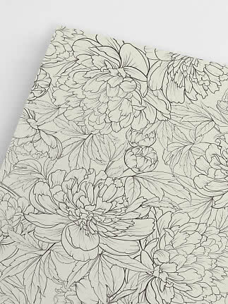 Nærbillede af cremefarvet papir med sort blomstertegning af store pæoner og blade