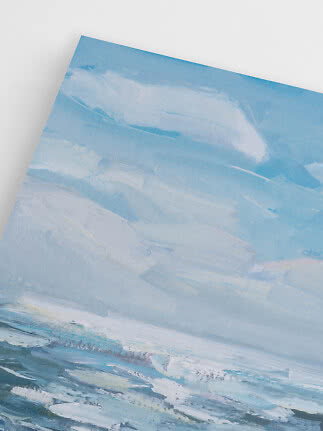 Pintura abstracta en tonos azul claro y blanco con pinceladas amplias y motivo marino