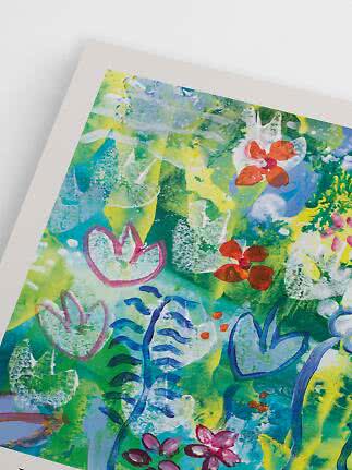 Stampa artistica floreale astratta e colorata nei toni verde, blu e giallo con passe-partout bianco