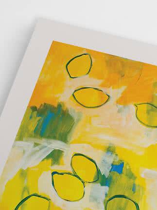 Abstract schilderij in geel, wit, groen en blauw met organische vormen op witte achtergrond