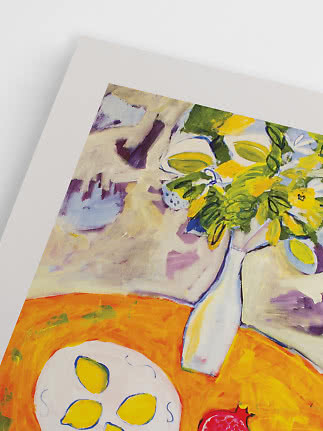 Peinture colorée de fleurs blanches dans un vase sur une table orange avec citrons et grenade