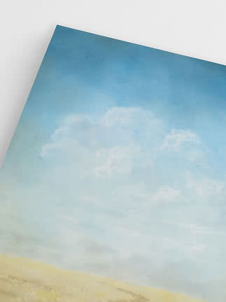 Plakat med blød blå himmel, hvide skyer og gyldent landskab i nederste hjørne