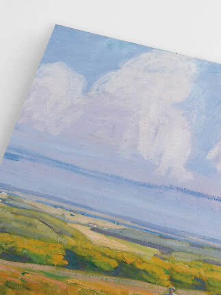 Pintura de paisaje con cielo azul, grandes nubes blancas y campos verdes.