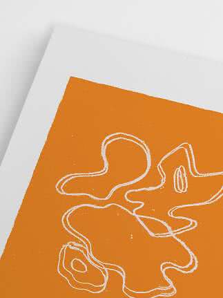 Nahaufnahme eines orangefarbenen Posters mit abstrakten weißen Linienzeichnungen auf weißem Hintergrund