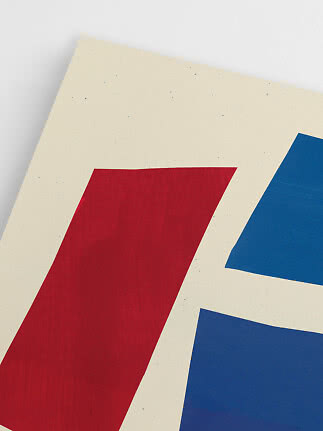 Närbild av abstrakt poster med röda och blå geometriska former på krämfärgat papper