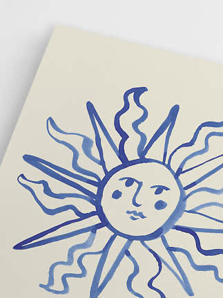 Nahaufnahme einer blauen Sonnenillustration mit Gesicht auf cremefarbenem Papier
