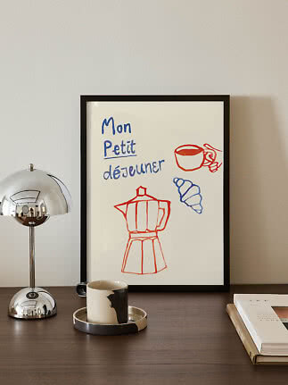 Indrammet plakat med fransk tekst og enkle tegninger af kaffekop, croissant og mokkakande.