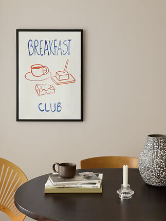Poster incorniciato "Breakfast Club" con semplici disegni di tazza, burro e formaggio
