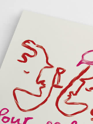 Dibujo abstracto de dos rostros con pinceladas rojas y rosas sobre fondo blanco