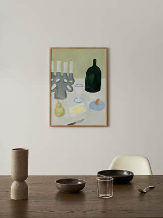 Indrammet stilleben-plakat over spisebord med vase, skåle og glas