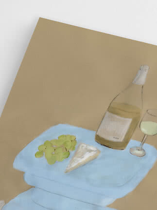 Illustration af blå piedestal med druer, ost, hvidvinsflaske og glas på beige baggrund