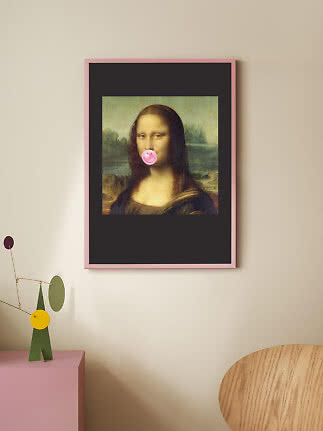 Poster incorniciato della Monna Lisa con bolla di chewing gum rosa su parete beige