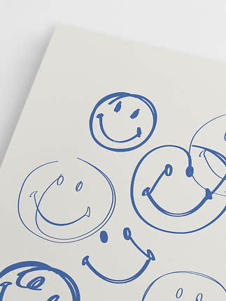 Hvid plakat med blå håndtegnede smileyansigter