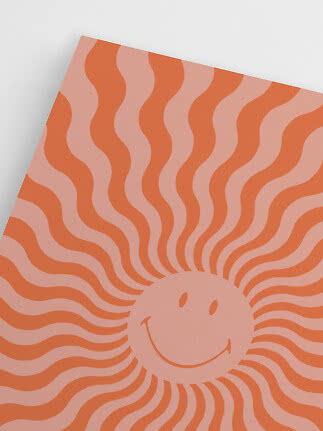 Affiche avec soleil souriant rose pâle et orange aux rayons ondulés