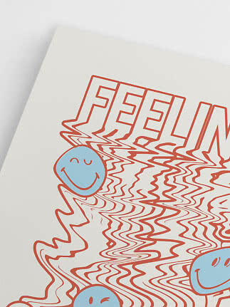 Prodotto bianco con grafica ondulata arancione "FEEL" e faccine smile blu