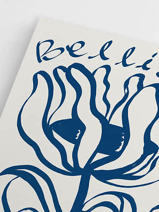 Nahaufnahme eines Posters mit blauer Blumenillustration und dem Wort "Bellis" auf weißem Grund