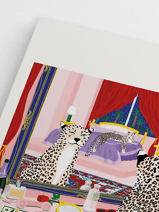 Illustration von Leoparden in einem Schlafzimmer mit Spiegel, roten Vorhängen und lila Bett