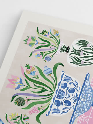 Illustrazione floreale colorata con vasi e bouquet in tonalità pastello su parete chiara