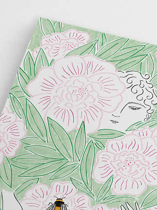 Illustration med lyserøde blomster, grønne blade, et ansigt og en bi på hvid baggrund