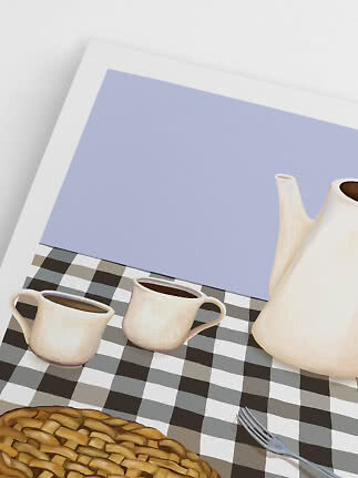 Illustration af kaffekande, to kopper og tærte på ternet dug med lilla baggrund