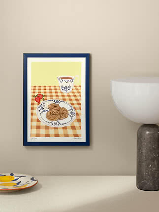 Oprawiony plakat kuchenny z filiżanką, ciastkami i truskawkami na kratkowanym obrusie