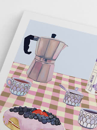 Ilustracja kawiarki, filiżanek i ciastka z owocami na różowym obrusie w kratę