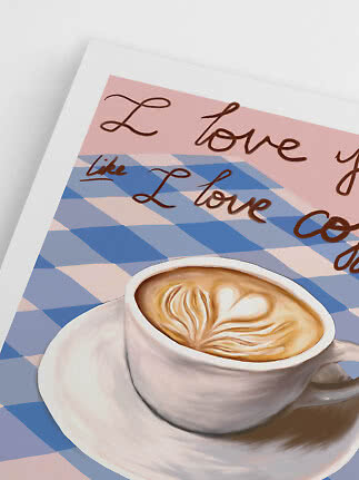Konsttryck med cappuccinokopp på blårutigt bord och brun "Love"-text