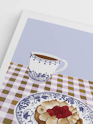 Illustrazione di tazza di caffè e dessert con panna montata e lamponi su piatto blu e bianco