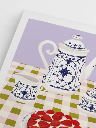 Illustratie van witte koffiepot en melkkan met blauw patroon op geruite tafel met aardbeientaart