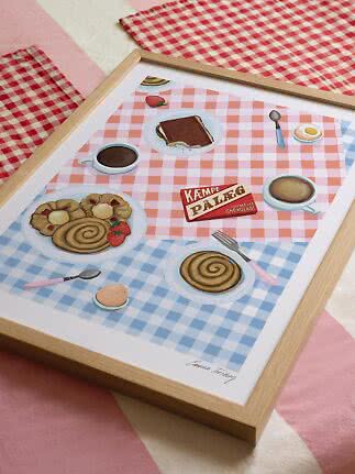 Ingelijste illustratie van ontbijttafel met gebak, koffie en roze-blauwe ruitkleden