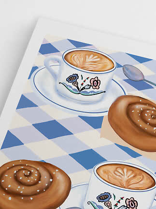 Ilustracja cappuccino w kwiecistych filiżankach z cynamonowymi bułeczkami na niebieskiej kratce